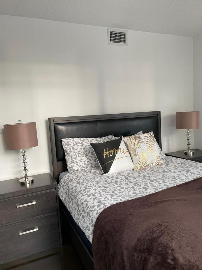 Toronto Downtown Luxurious Stylish 3 Bedroom 3 Bath 2 Balconies Near Rogers Centre Lakeview Condo エクステリア 写真
